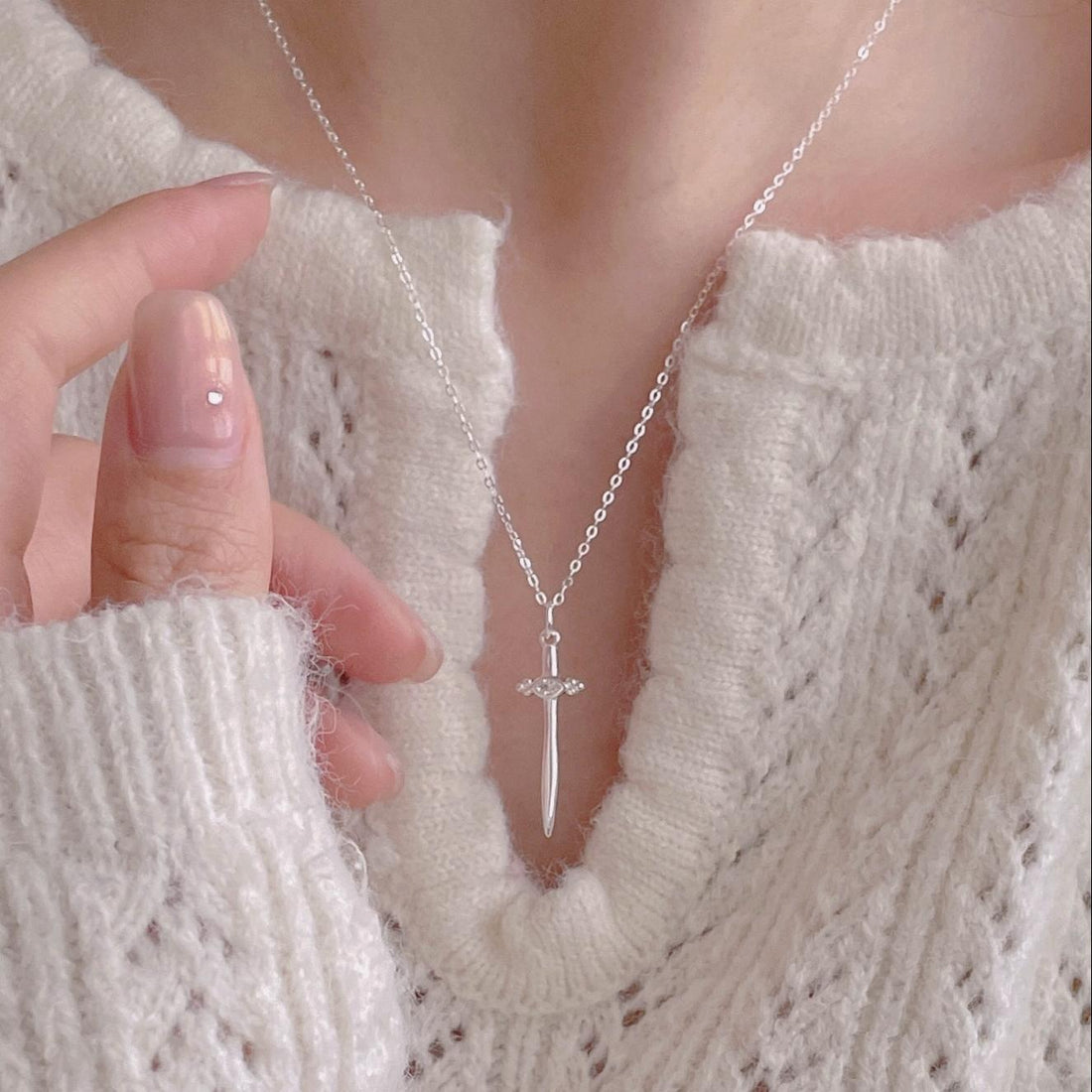 "Erfalia" - Kreuz-Schwert-Halskette aus 925er Sterlingsilber mit Zirkonia