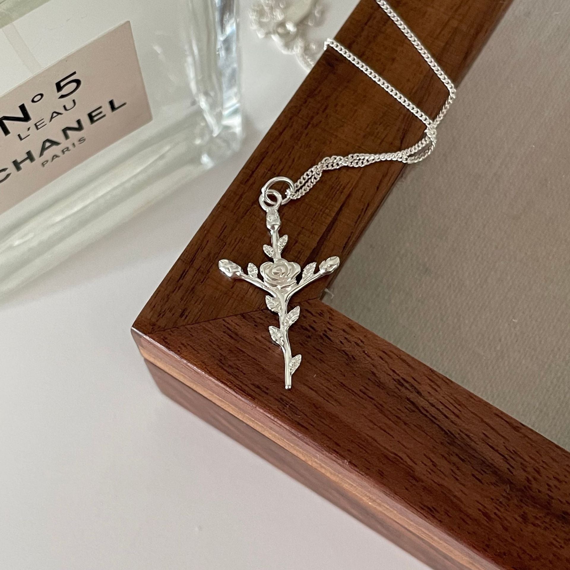 "Rosalia" - Elegante Damen-Halskette aus 925er Sterlingsilber mit Rosenblüten- und Kreuz-Design