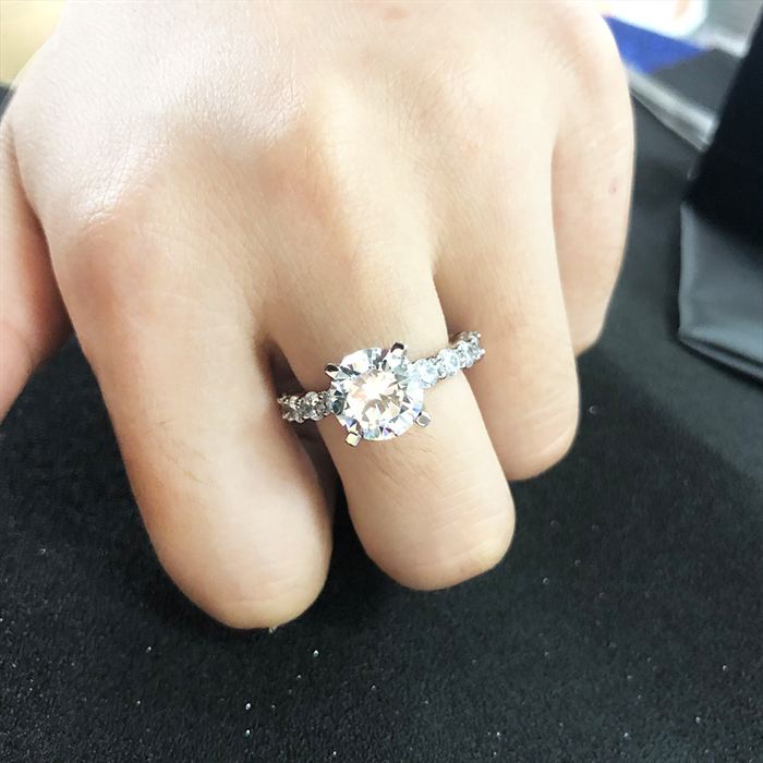 "Dimonte" - Diamantförmiger, gedrehter Ring aus 925er Sterlingsilber