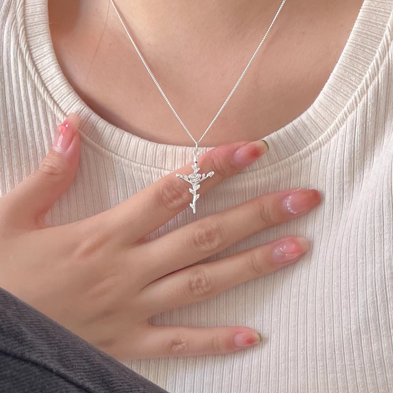 "Rosalia" - Elegante Damen-Halskette aus 925er Sterlingsilber mit Rosenblüten- und Kreuz-Design