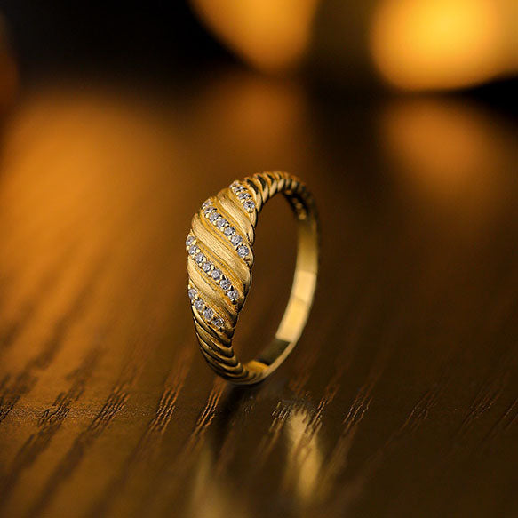 "Luxenya" - Verstellbarer 925er Silberring mit funkelnden Zirkonia-Linien im Twisted-Look