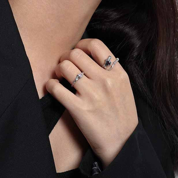 "Yasirah" - Verstellbarer Ring aus 925er Sterlingsilber mit schwarzen Tropfen-Zirkonia
