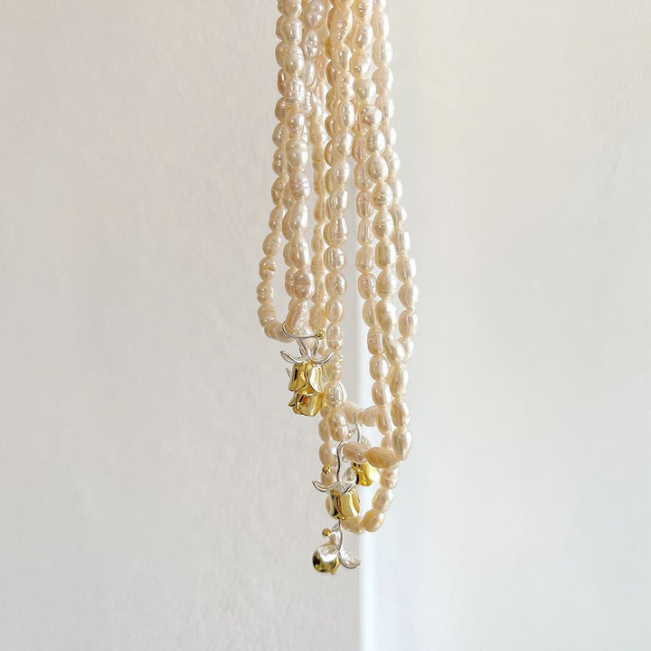 "Brivanya" - Elegante Halskette aus 925er Sterlingsilber mit natürlichen Perlen und Rosenblüten-Design