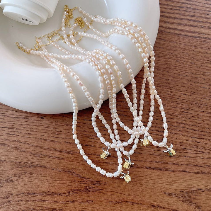 "Brivanya" - Elegante Halskette aus 925er Sterlingsilber mit natürlichen Perlen und Rosenblüten-Design