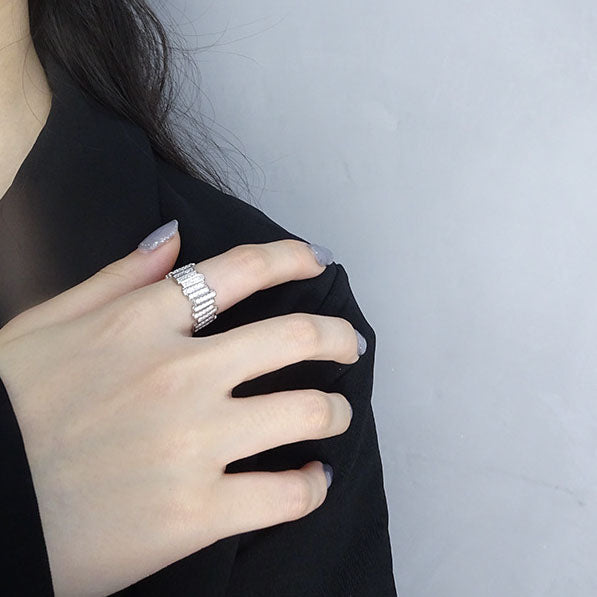 "Tempira" - Eleganter, breiter Ring aus 925er Sterlingsilber mit verstreuten Zirkonia-Linien