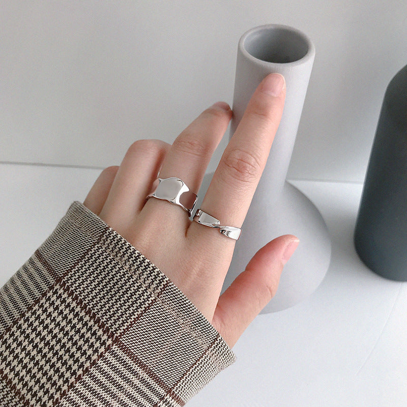 "Kyravelle" - Modisch, gedrehter Kreuz-Ring aus 925er Sterlingsilber, verstellbar