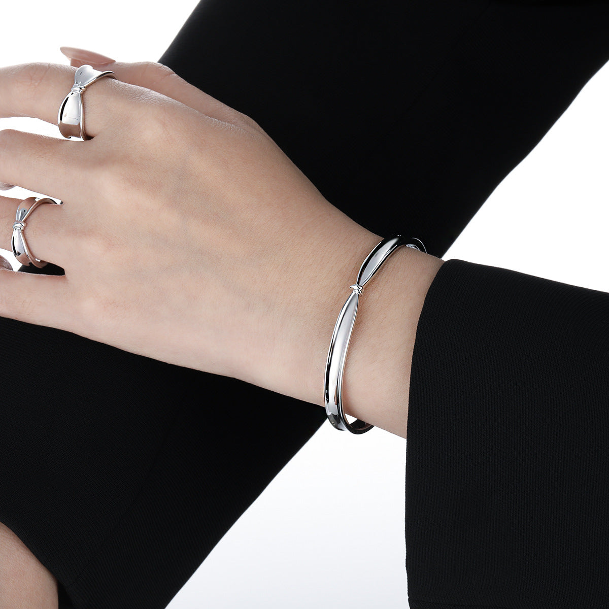 "Blioria" - Offenes Armband mit modischem Knoten aus 925er Sterlingsilber