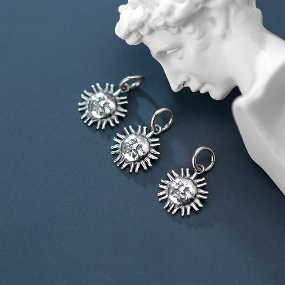 "Rilcare" – Vintage-Sonnen-Charm mit antiker Oberfläche aus 925er Sterlingsilber