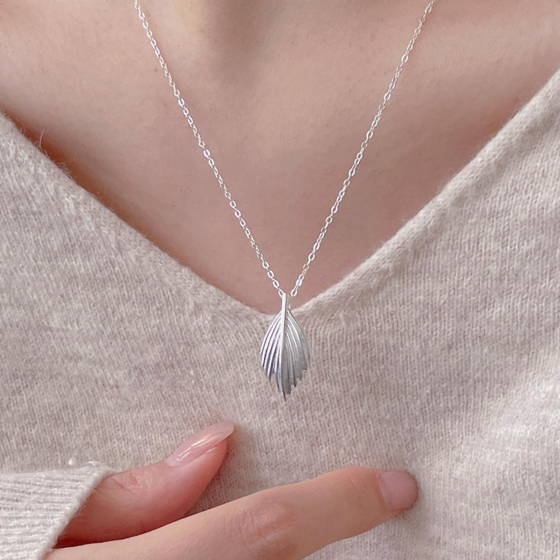 "Yloria" - Halskette mit Blatt- und Feder-Design aus 925er Sterlingsilber