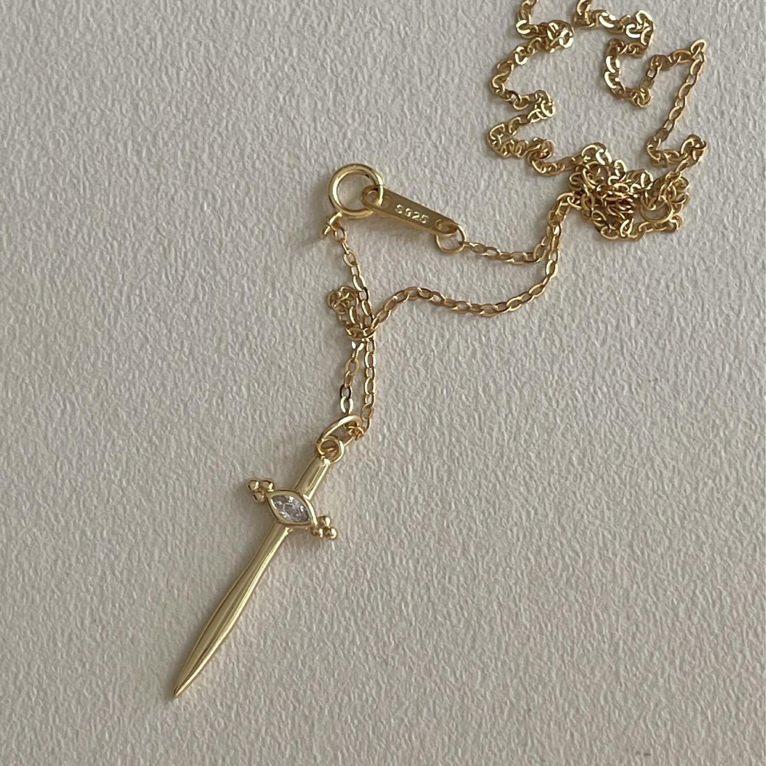 "Erfalia" - Kreuz-Schwert-Halskette aus 925er Sterlingsilber mit Zirkonia