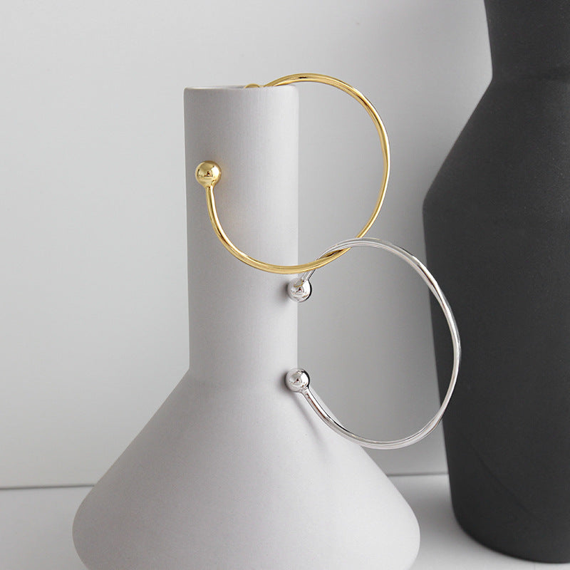 "Ravynor" - Schlichtes Armspangen-Design mit goldenen Perlen aus 925er Sterlingsilber (offen)