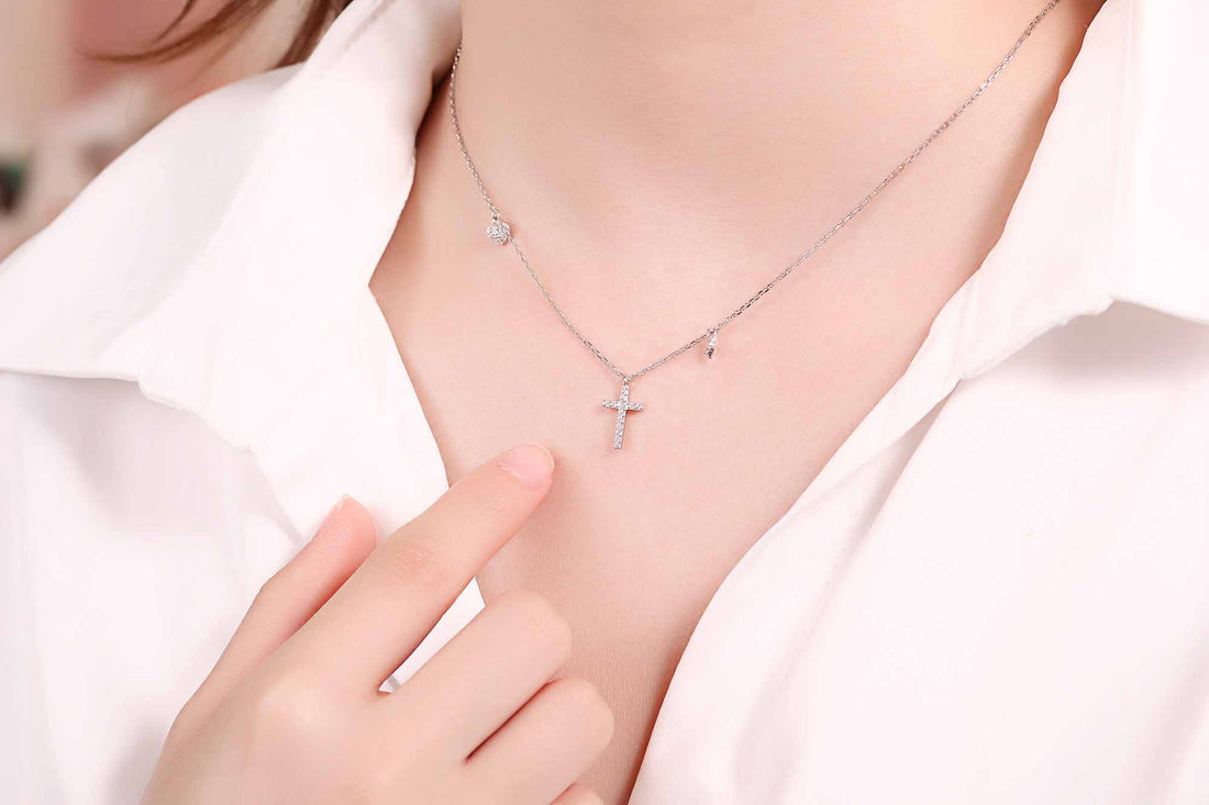 "Trivorya" - Elegante Halskette mit Kreuz, Herz und Stern aus 925er Sterlingsilber mit Zirkonia