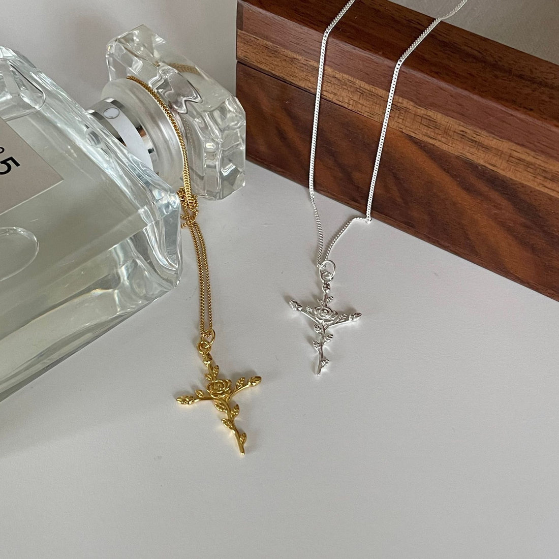 "Rosalia" - Elegante Damen-Halskette aus 925er Sterlingsilber mit Rosenblüten- und Kreuz-Design