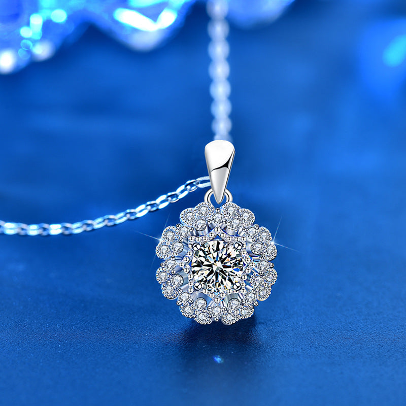 "Lunafleur" - Halskette aus 925er Sterlingsilber mit Moissanit-Zirkonia und Micro-Pavé-Blumen-Design