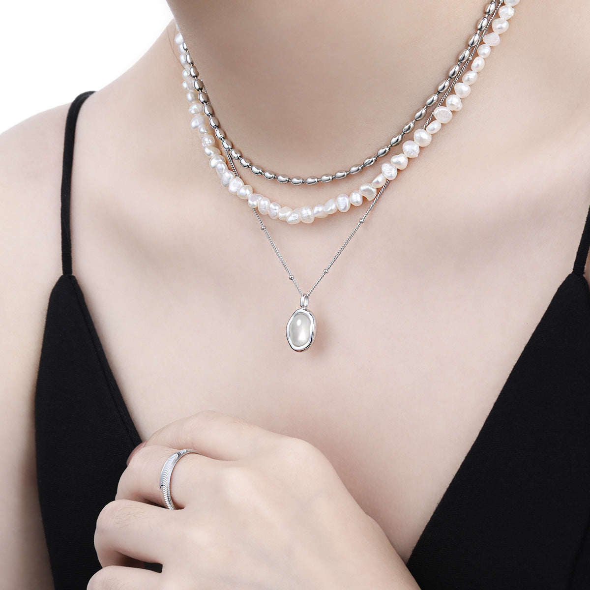 "Nivora" - Damen Halskette mit einfachem ovalem Anhänger aus natürlicher, weißer Muschel und 925er Sterlingsilber