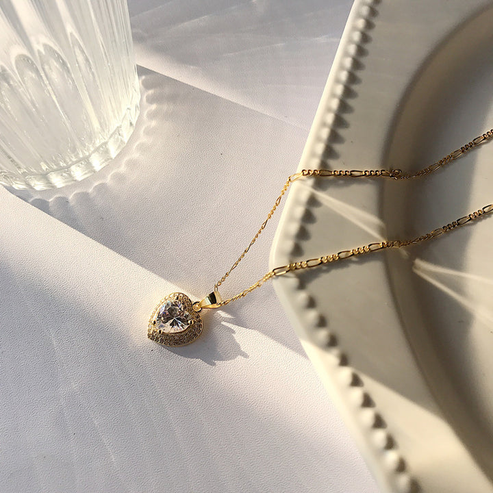 "Isyrelle" - Halskette aus 925er Sterlingsilber mit Zirkonia-Herz und Liebesmotiv