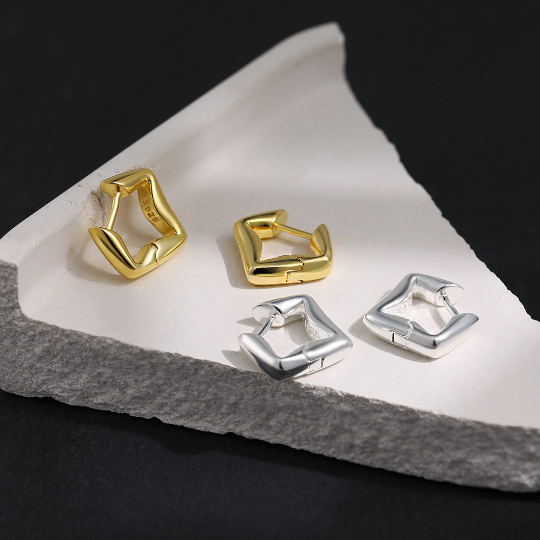 "Quadira" - Minimalistische Creolen in geometrischer Quadratform aus 925er Sterlingsilber