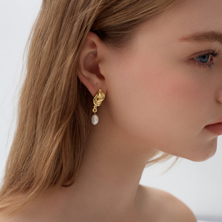 "Klaveria" - Ohrringe mit Naturperle und Knoten-Design aus 999er Sterlingsilber