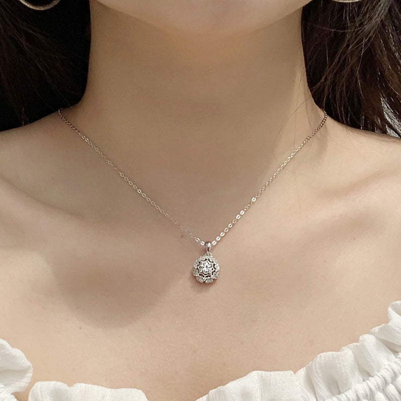 "Lunafleur" - Halskette aus 925er Sterlingsilber mit Moissanit-Zirkonia und Micro-Pavé-Blumen-Design