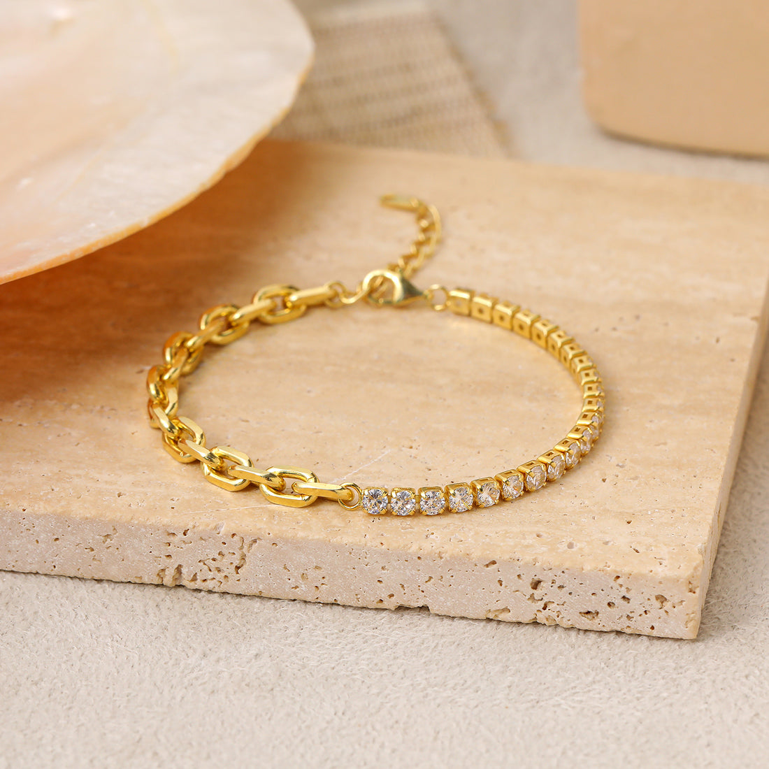"Feronia" - Schlichtes Armband aus 925er Sterlingsilber mit hohler Kette und funkelnder Zirkonia-Fassung