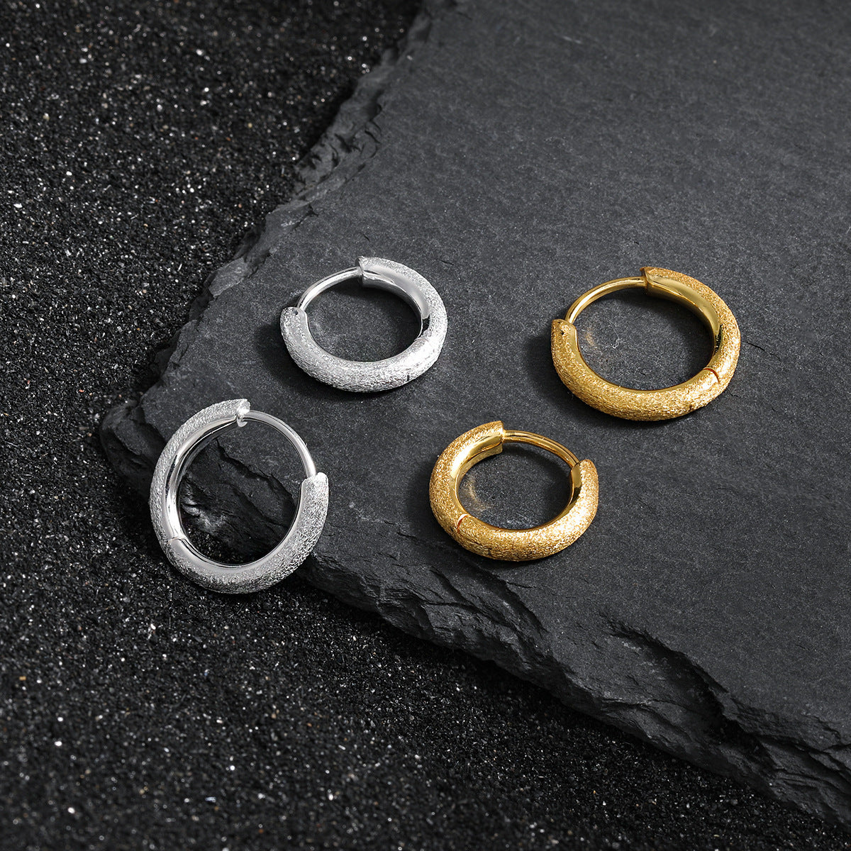 "Tivora" – Mattierter Creolenohrring in runder Kreisform aus 925er Sterlingsilber (einzeln)