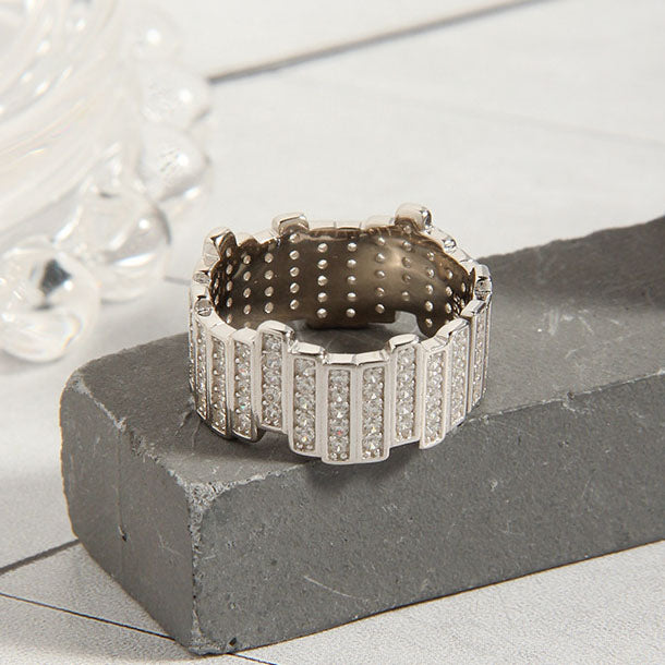 "Tempira" - Eleganter, breiter Ring aus 925er Sterlingsilber mit verstreuten Zirkonia-Linien