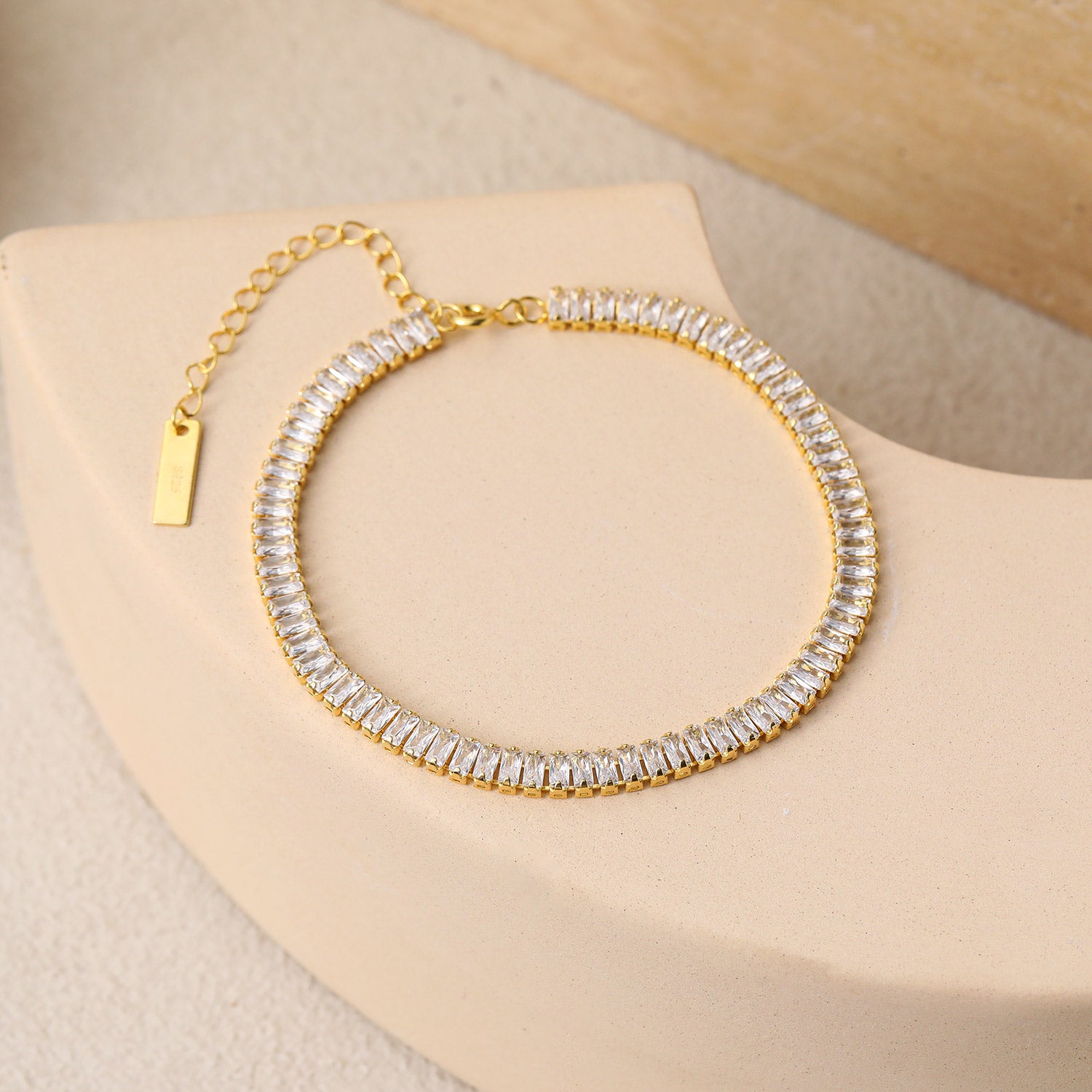 "Veyloria" - Elegantes Armband aus 925er Sterlingsilber mit rechteckigen Zirkonia und geometrischem Design