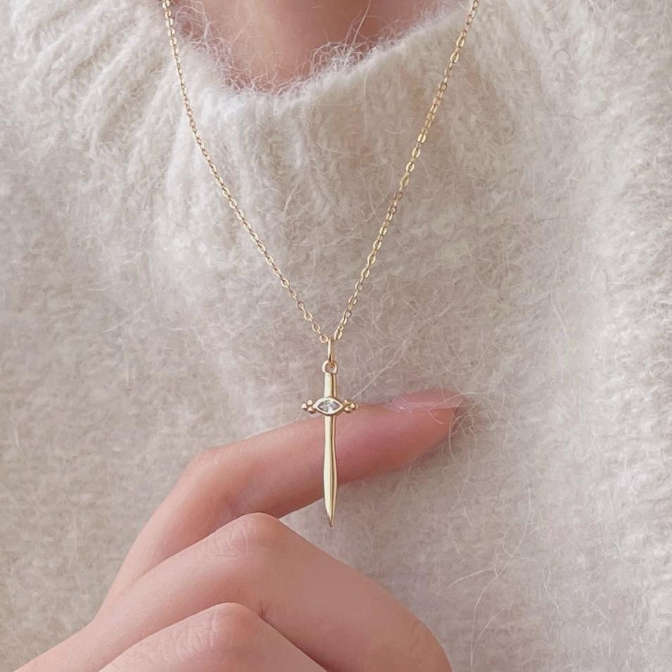 "Erfalia" - Kreuz-Schwert-Halskette aus 925er Sterlingsilber mit Zirkonia