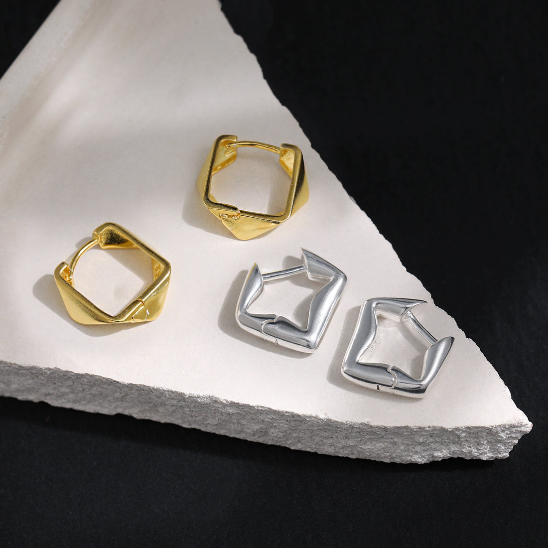 "Quadira" - Minimalistische Creolen in geometrischer Quadratform aus 925er Sterlingsilber