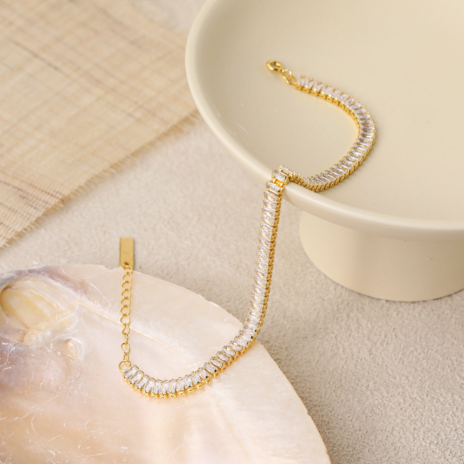 "Veyloria" - Elegantes Armband aus 925er Sterlingsilber mit rechteckigen Zirkonia und geometrischem Design
