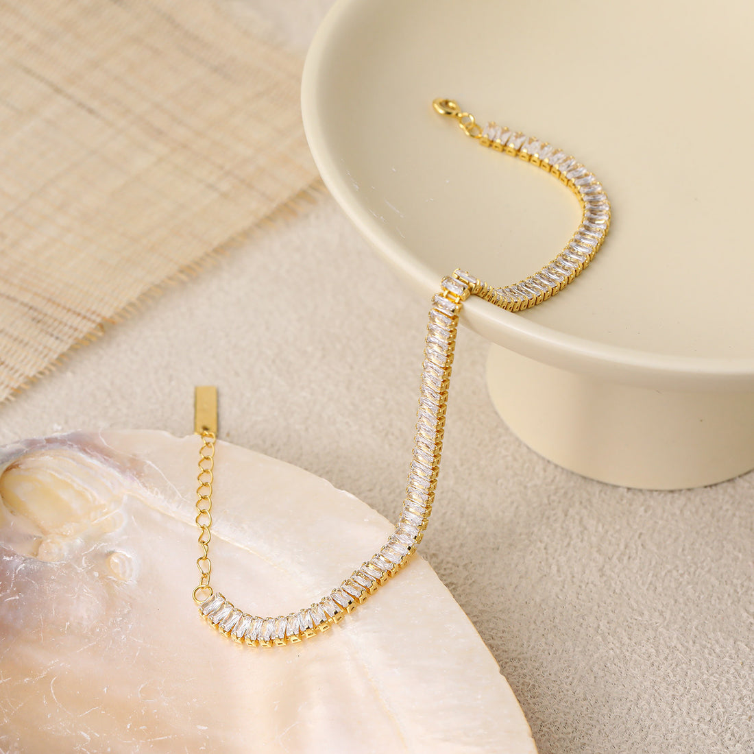 "Veyloria" - Elegantes Armband aus 925er Sterlingsilber mit rechteckigen Zirkonia und geometrischem Design