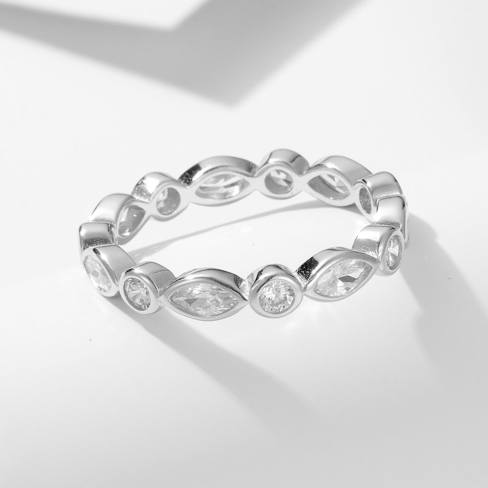 "Ignivelle" - Trendiger 925er Sterlingsilber-Ring mit ovalem und rundem Zirkonia