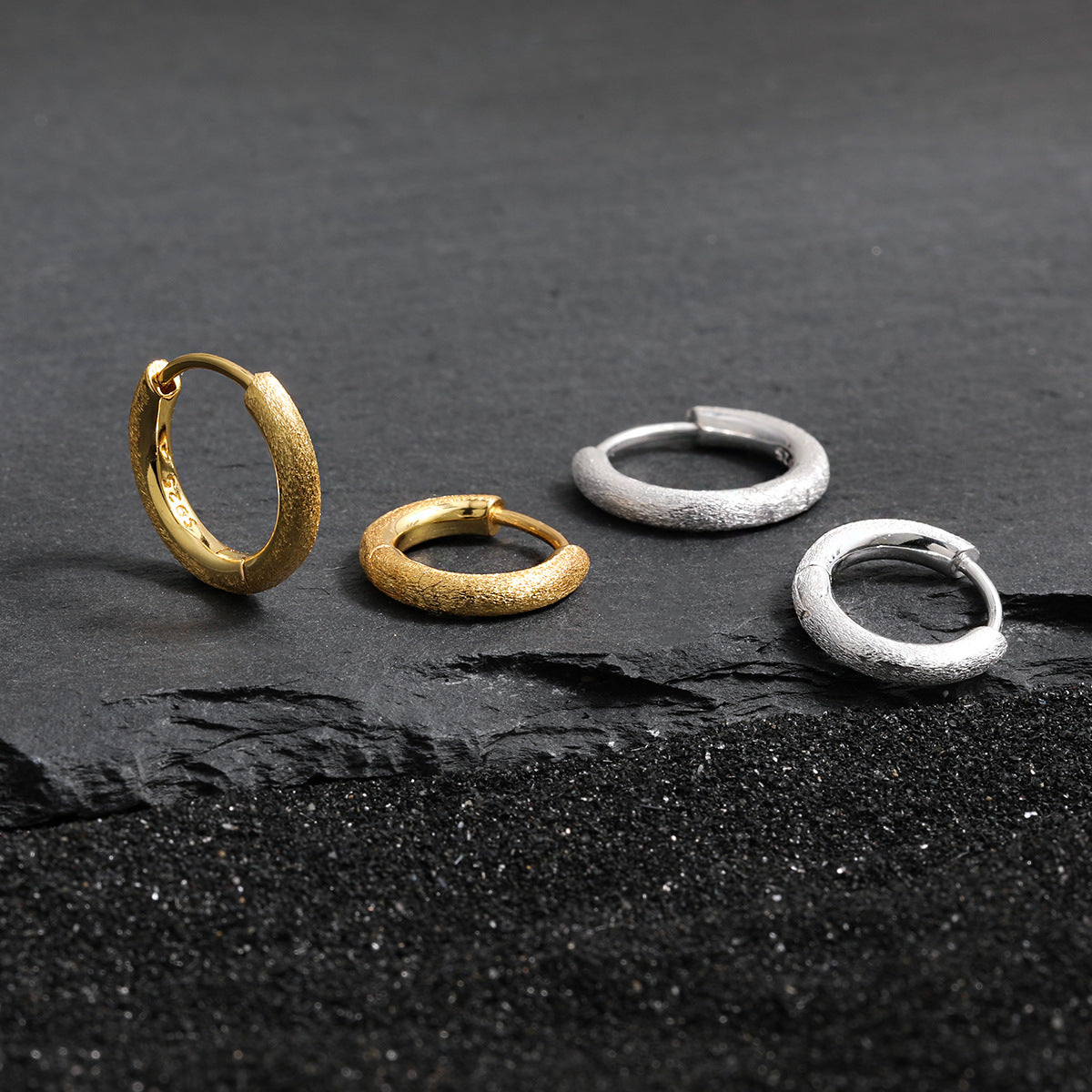 "Tivora" – Mattierter Creolenohrring in runder Kreisform aus 925er Sterlingsilber (einzeln)