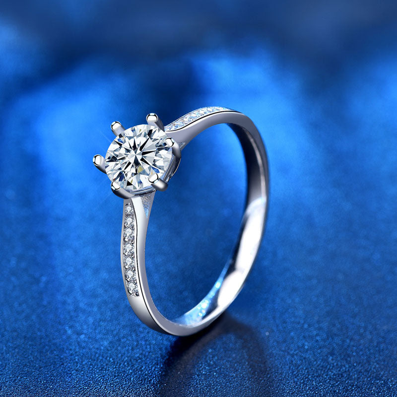 "Nayora" - Eleganter Ring aus 925er Sterlingsilber mit Moissanit-Zirkonia im Kronen-Design und sechs Krappen