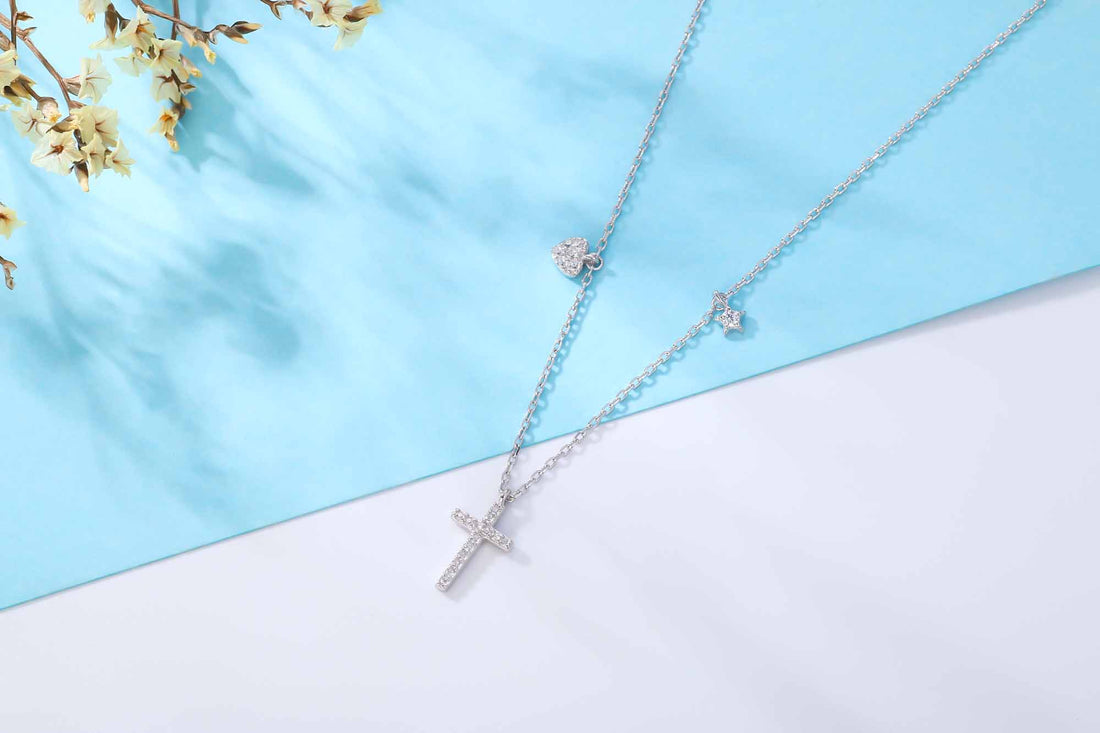 "Trivorya" - Elegante Halskette mit Kreuz, Herz und Stern aus 925er Sterlingsilber mit Zirkonia
