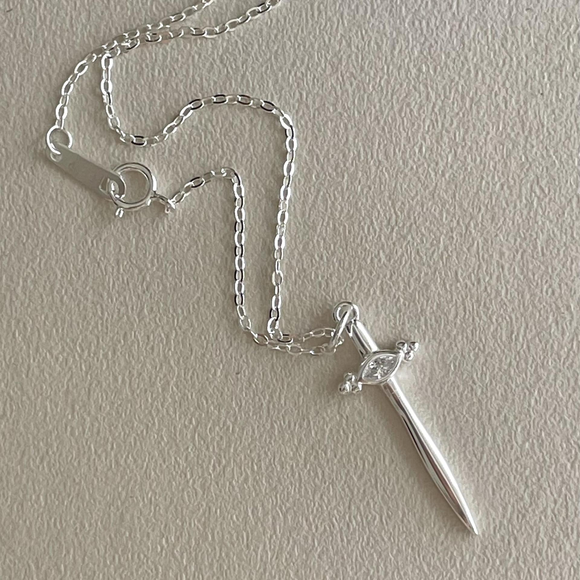 "Erfalia" - Kreuz-Schwert-Halskette aus 925er Sterlingsilber mit Zirkonia