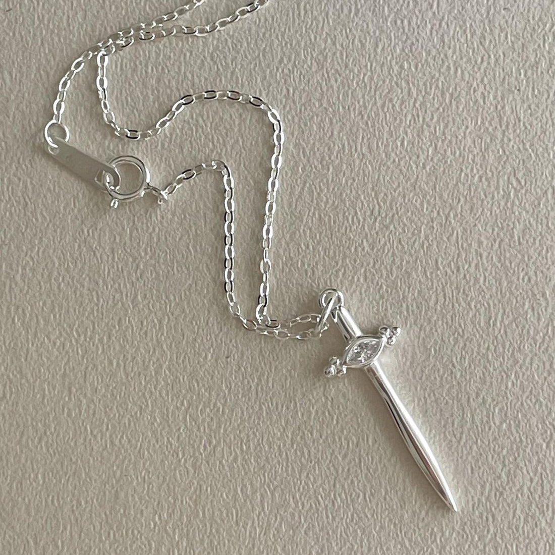 "Erfalia" - Kreuz-Schwert-Halskette aus 925er Sterlingsilber mit Zirkonia