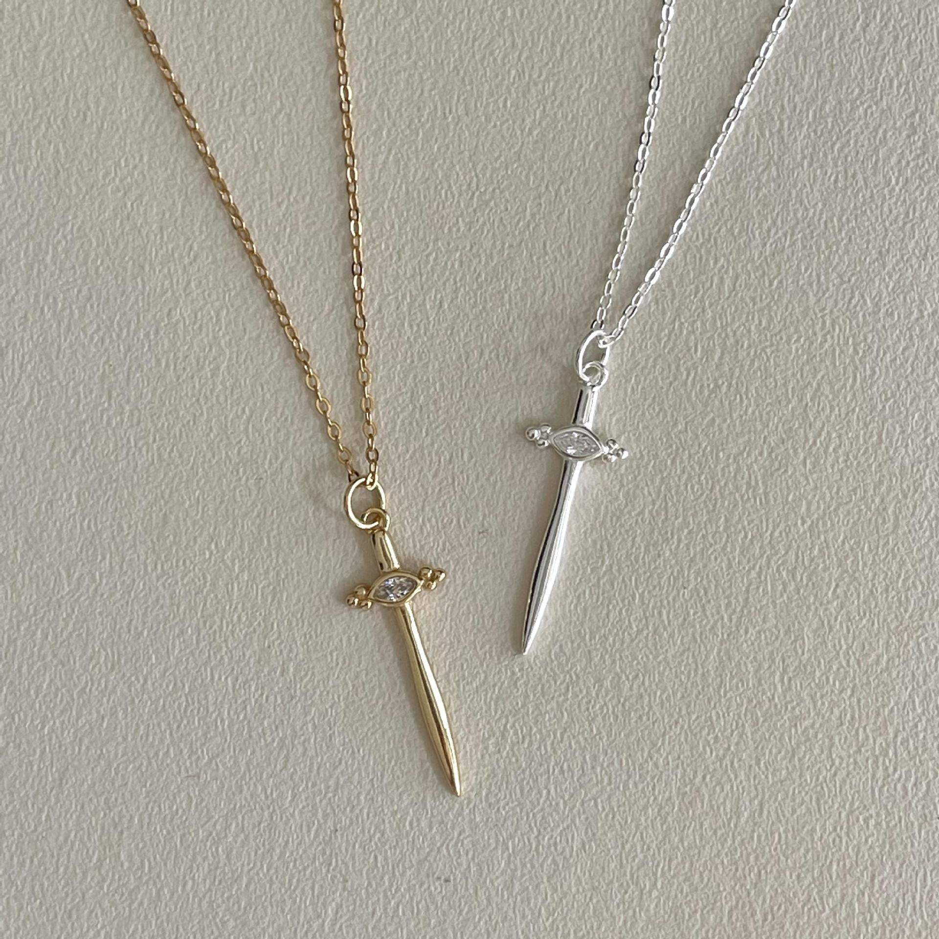 "Erfalia" - Kreuz-Schwert-Halskette aus 925er Sterlingsilber mit Zirkonia