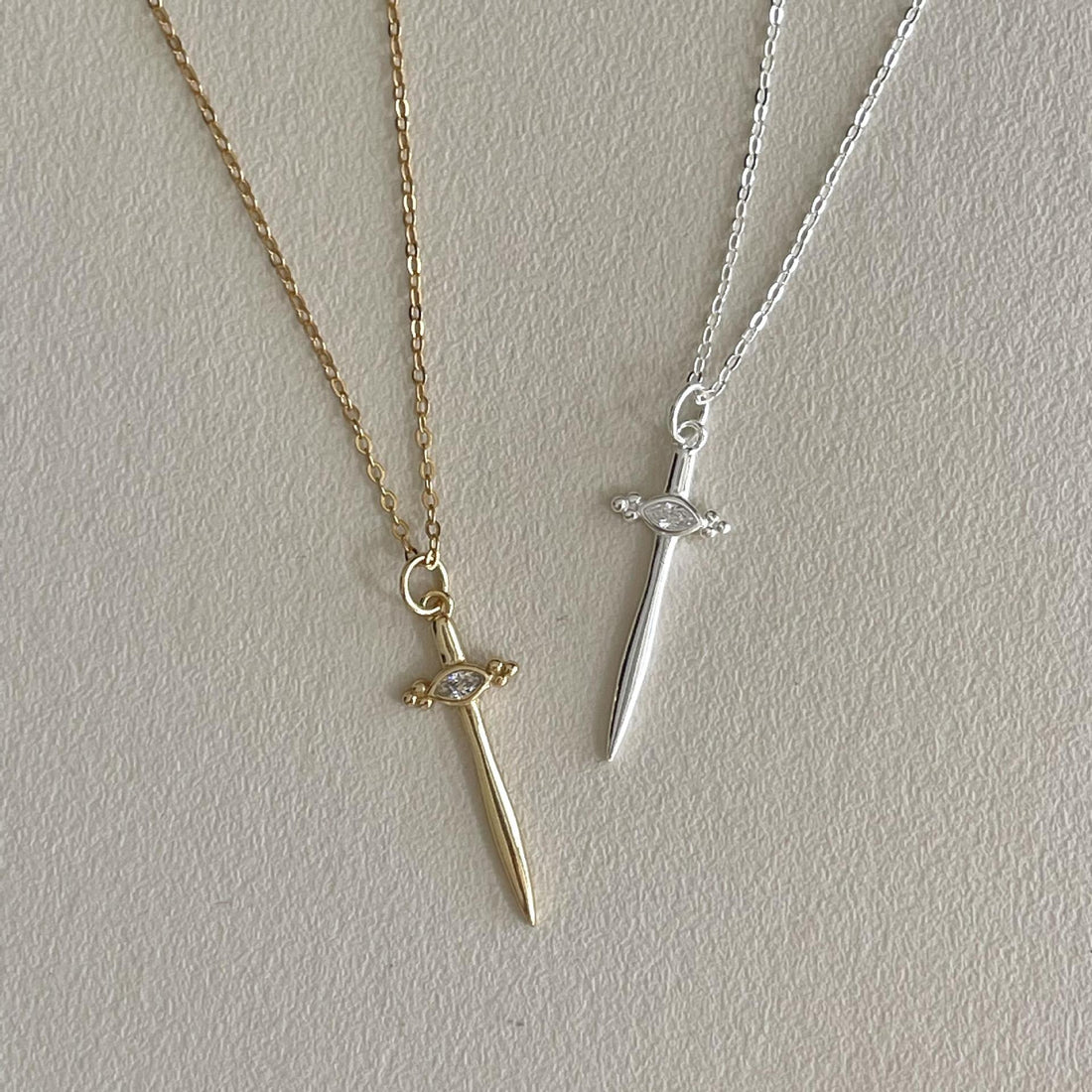 "Erfalia" - Kreuz-Schwert-Halskette aus 925er Sterlingsilber mit Zirkonia