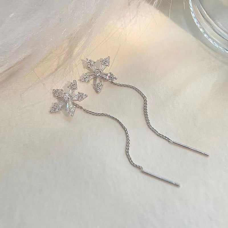 "Lianora" – Blumen-Ohrstecker mit feiner Kettenhängung aus 925er Sterlingsilber