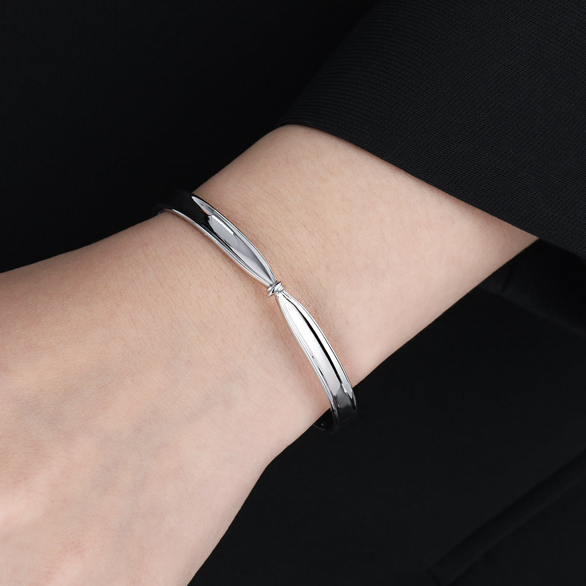 "Blioria" - Offenes Armband mit modischem Knoten aus 925er Sterlingsilber