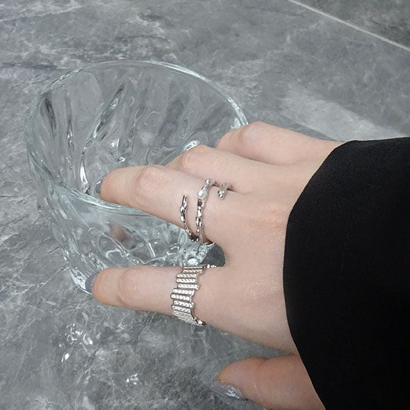 "Tempira" - Eleganter, breiter Ring aus 925er Sterlingsilber mit verstreuten Zirkonia-Linien