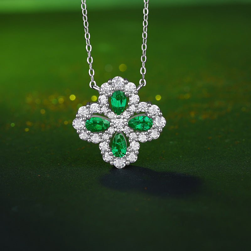 "Emeralya" - Halskette mit Zirkonia und synthetischem Smaragd in Blumenform – 925er Sterlingsilber