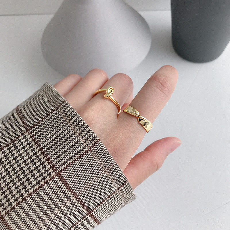 "Kyravelle" - Modisch, gedrehter Kreuz-Ring aus 925er Sterlingsilber, verstellbar