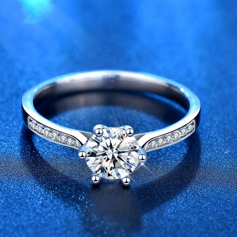 "Nayora" - Eleganter Ring aus 925er Sterlingsilber mit Moissanit-Zirkonia im Kronen-Design und sechs Krappen