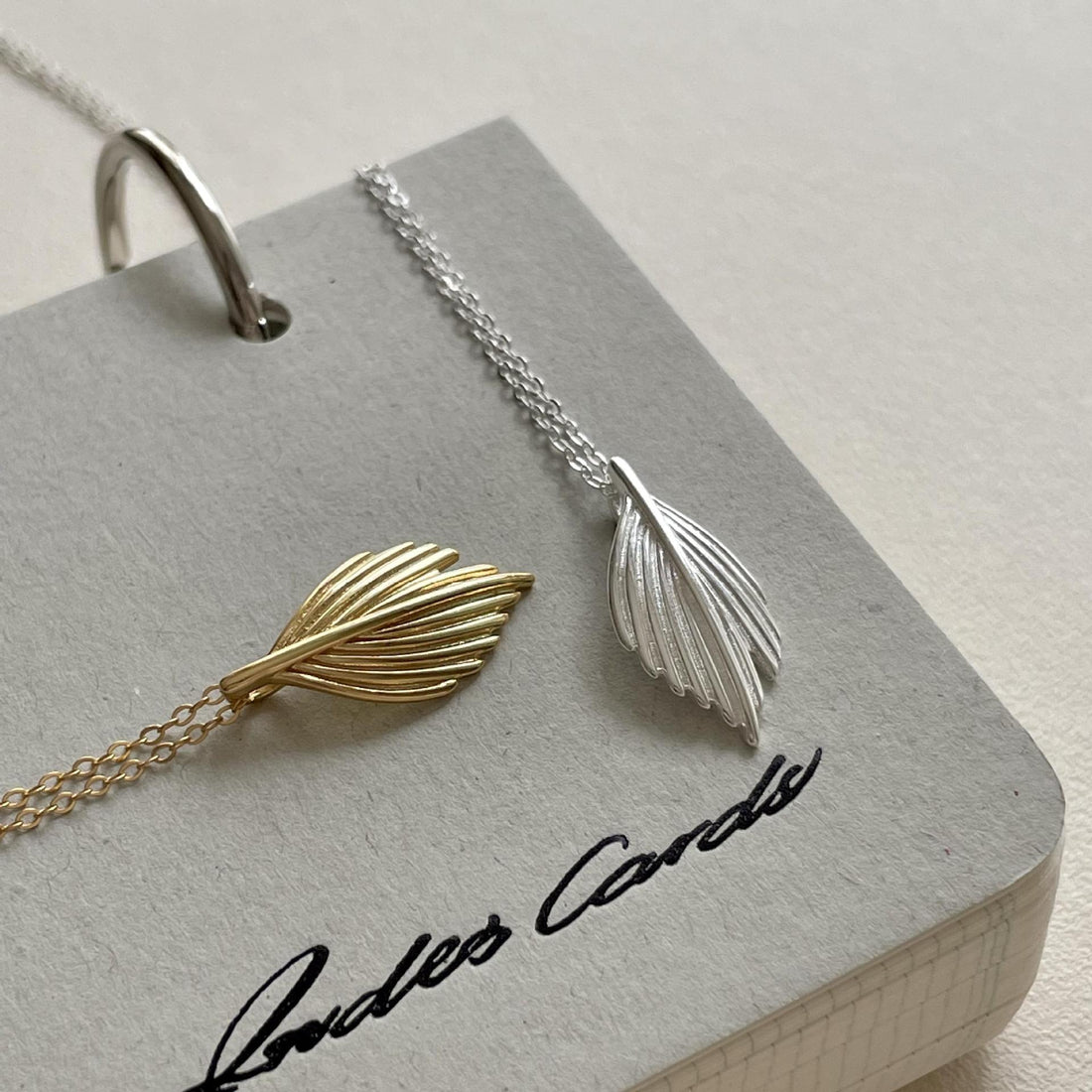 "Yloria" - Halskette mit Blatt- und Feder-Design aus 925er Sterlingsilber