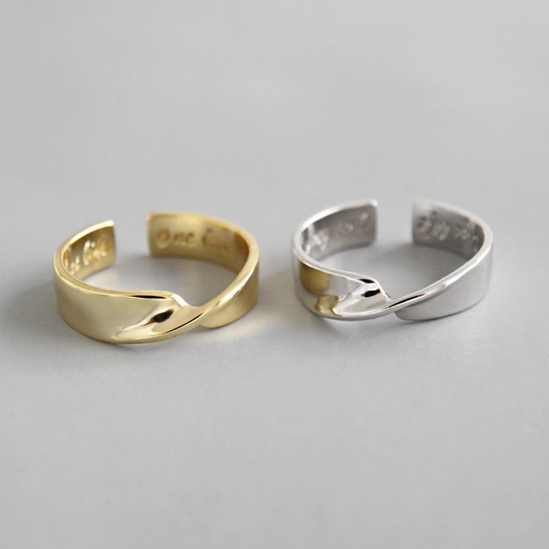 "Kyravelle" - Modisch, gedrehter Kreuz-Ring aus 925er Sterlingsilber, verstellbar